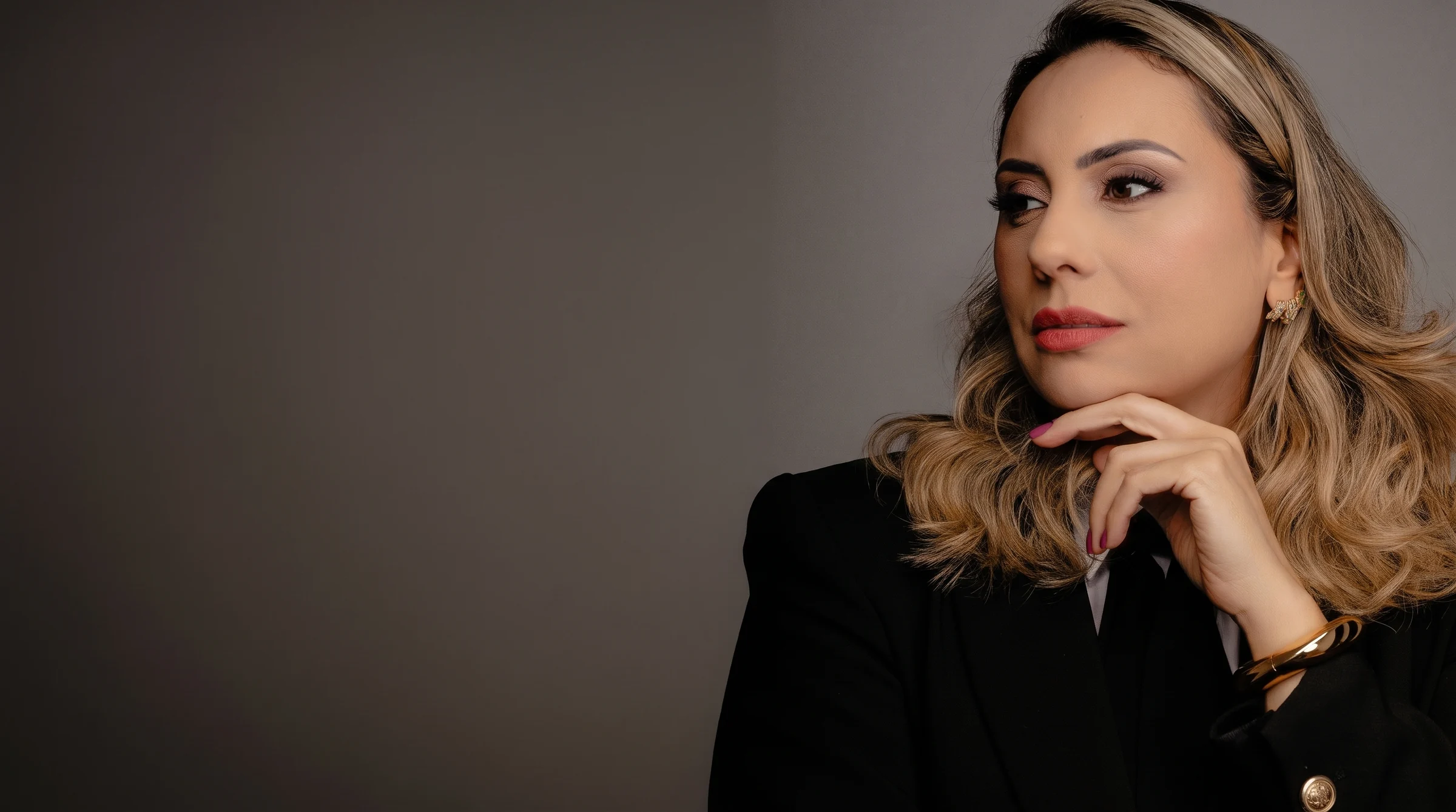 Dra. Márcia Viscardi, idealizadora do MV Essência, de blazer escuro